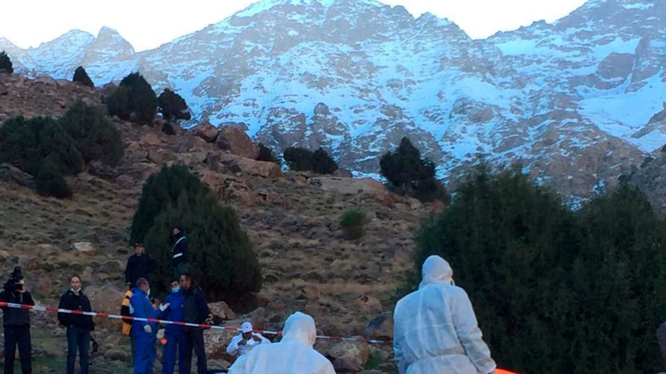Das vom marokkanischen Nachrichtensender 2M zur Verfügung gestellte Foto zeigt Forensiker, die die Gegend um ein Zelt in einer abgelegenen Gegend im Atlasgebirge untersuchen.