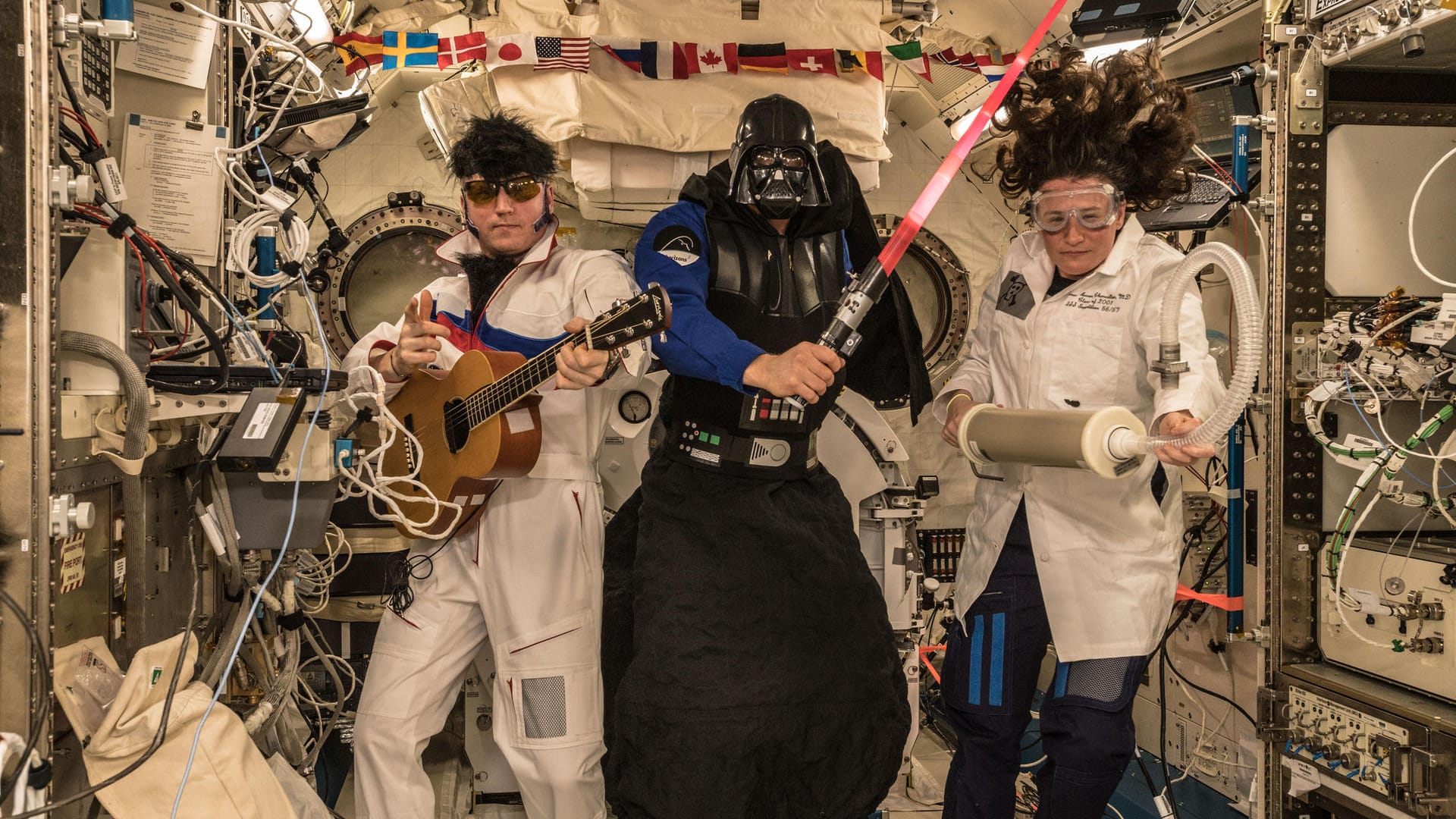 Die Astronauten Sergey Prokopyev, Alexander Gerst und Serena Auñón-Chancellor feiern Halloween auf der ISS.