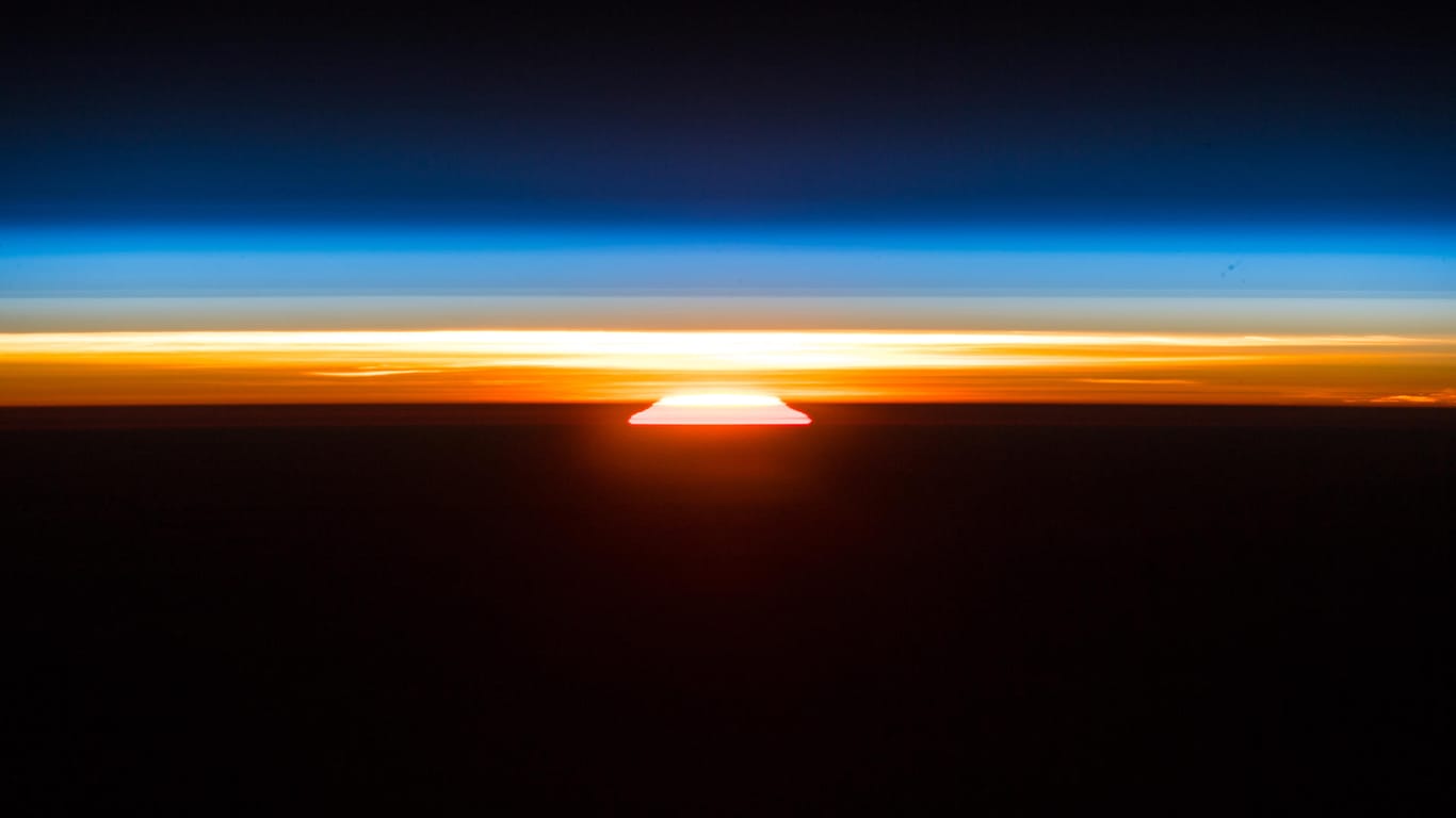 Blick von der ISS auf den Sonnenaufgang.