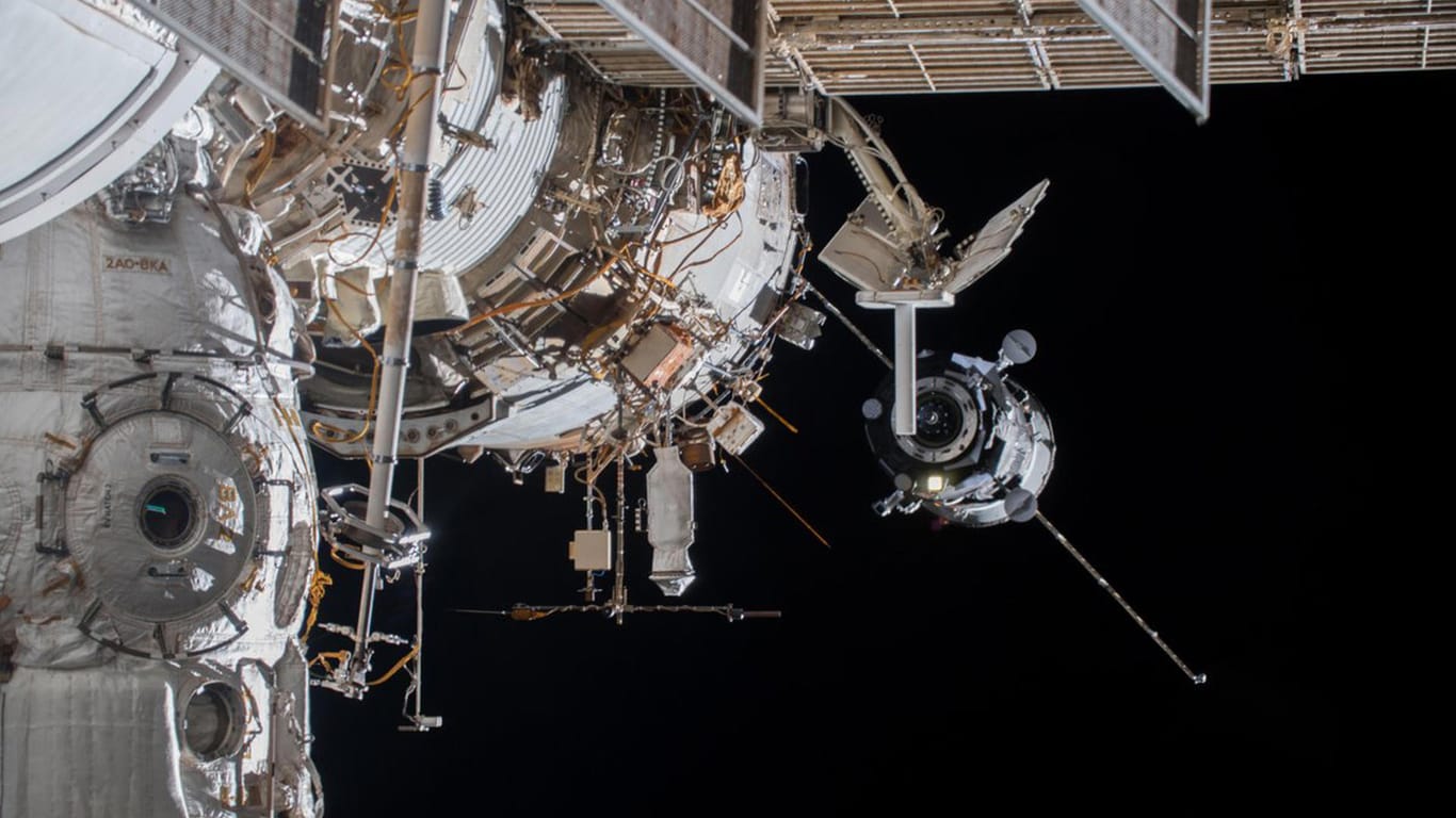 Der russische Frachter "Progress" rechts nähert sich der ISS.