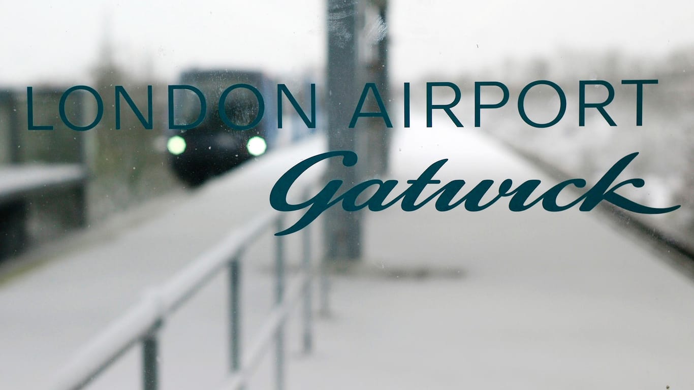Ein Fenster mit der Aufschrift "London Airport Gatwick":An Europas siebtgrößtem Flughafen London-Gatwick ist es zu massiven Behinderungen im Luftverkehr gekommen.