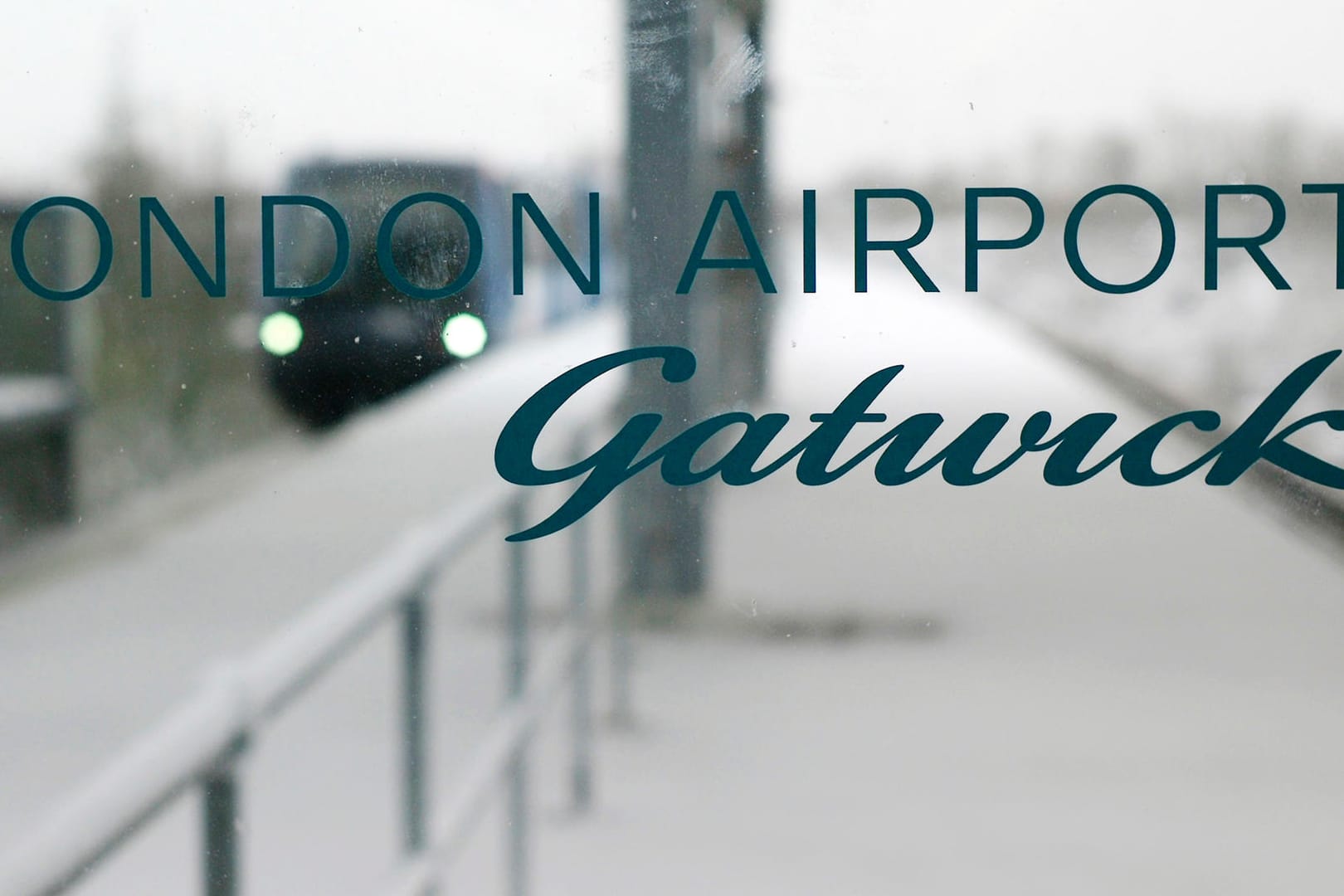 Ein Fenster mit der Aufschrift "London Airport Gatwick":An Europas siebtgrößtem Flughafen London-Gatwick ist es zu massiven Behinderungen im Luftverkehr gekommen.