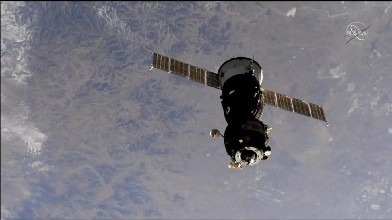Die Sojus-Raumkapsel mit dem deutschen Astronauten Alexander Gerst an Bord, kurz nachdem sie von der Internationalen Raumstation ISS abgedockt hatte.