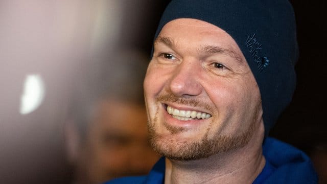 Astronaut Alexander Gerst nach seiner Ankunft am Flughafen Köln/Bonn.