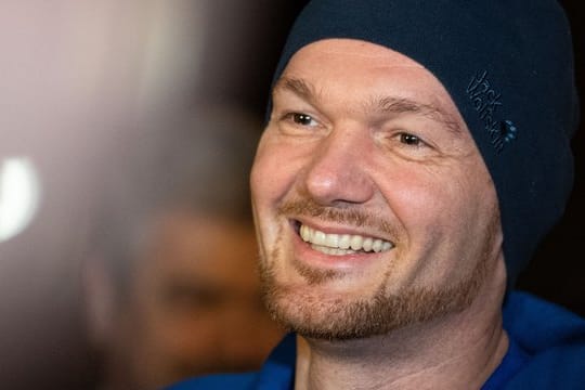 Astronaut Alexander Gerst nach seiner Ankunft am Flughafen Köln/Bonn.