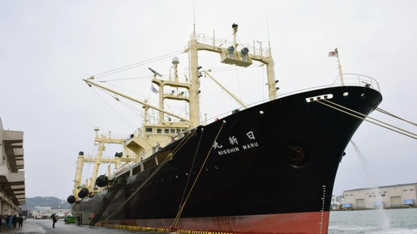Das japanische Walfangschiff "Nisshin Maru" ankert im Hafen von Shimonoseki.