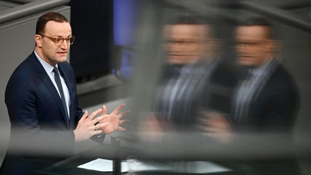 Bundesgesundheitsminister Jens Spahn spricht im Bundestag.
