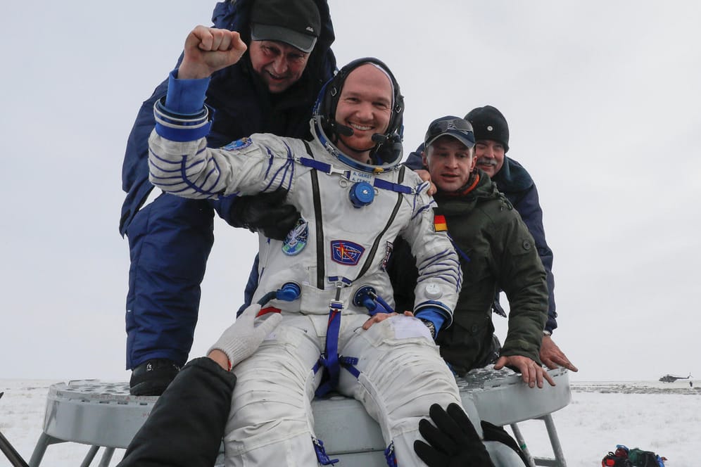 Alexander Gerst kurz nach der Landung in Kasachstan: Der deutsche Astronaut ist zurück auf der Erde.