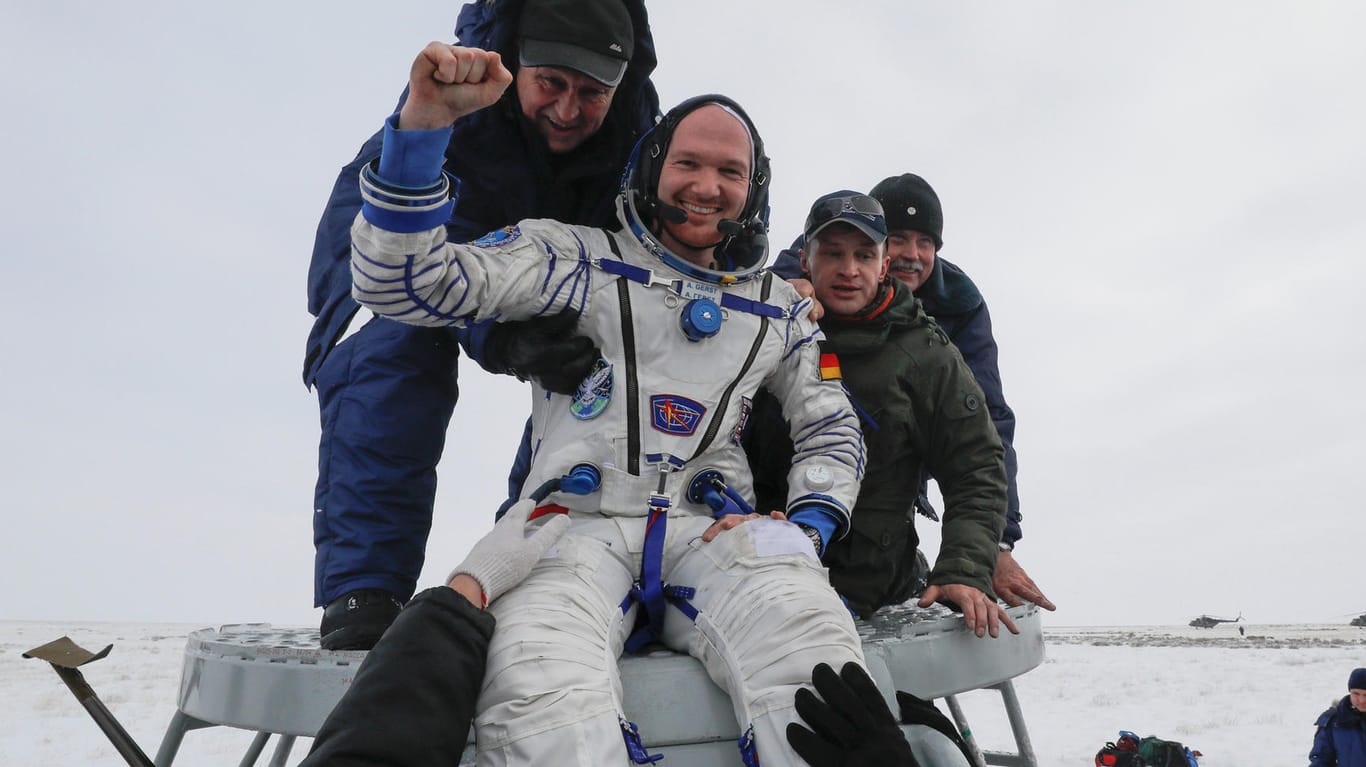 Alexander Gerst kurz nach der Landung in Kasachstan: Der deutsche Astronaut ist zurück auf der Erde.