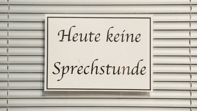 Krankenkassen dringen auf mehr Sprechstunden abends und samstags. Krankenkassen dringen auf mehr Sprechstunden abends und samstags.