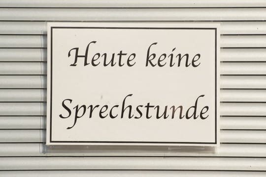 Krankenkassen dringen auf mehr Sprechstunden abends und samstags.