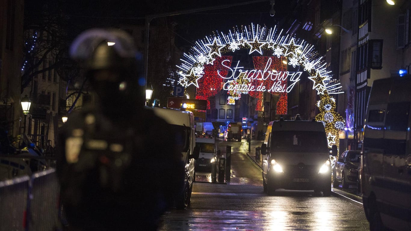 Polizeikräfte vor dem Weihnachtsmarkt in Straßburg: Ein Attentäter hat dort vergangene Woche fünf Menschen getötet.