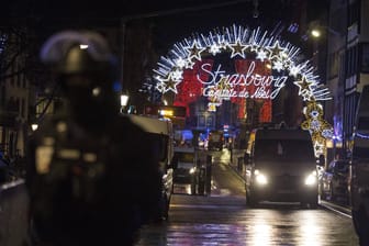 Polizeikräfte vor dem Weihnachtsmarkt in Straßburg: Ein Attentäter hat dort vergangene Woche fünf Menschen getötet.