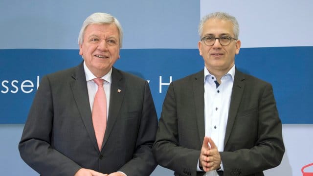 Hessens Ministerpräsident Bouffier (l) und sein Stellvertreter Al-Wazir geben in Wiesbaden eine Pressekonferenz zum Abschluss der Koalitionsverhandlungen. Hessens Ministerpräsident Bouffier (l) und sein Stellvertreter Al-Wazir geben in Wiesbaden eine Pressekonferenz zum Abschluss der Koalitionsverhandlungen.