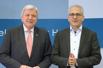 Hessens Ministerpräsident Bouffier (l) und sein Stellvertreter Al-Wazir geben in Wiesbaden eine Pressekonferenz zum Abschluss der Koalitionsverhandlungen.