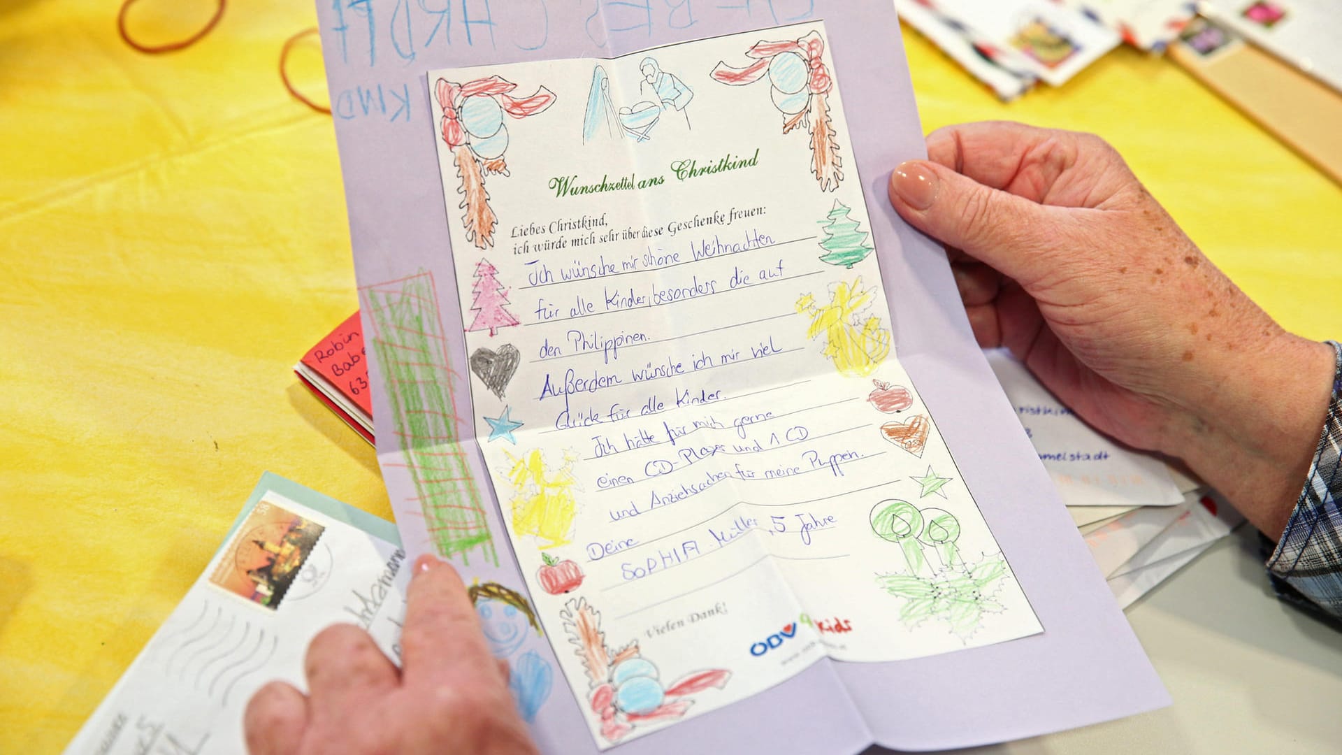 Wunschzettel: Was wünschen sich Kinder zu Weihnachten? Besonders aufwendige, ans Herz gehende Zuschriften erhalten sogar eine mehrzeilige handschriftliche Antwort.