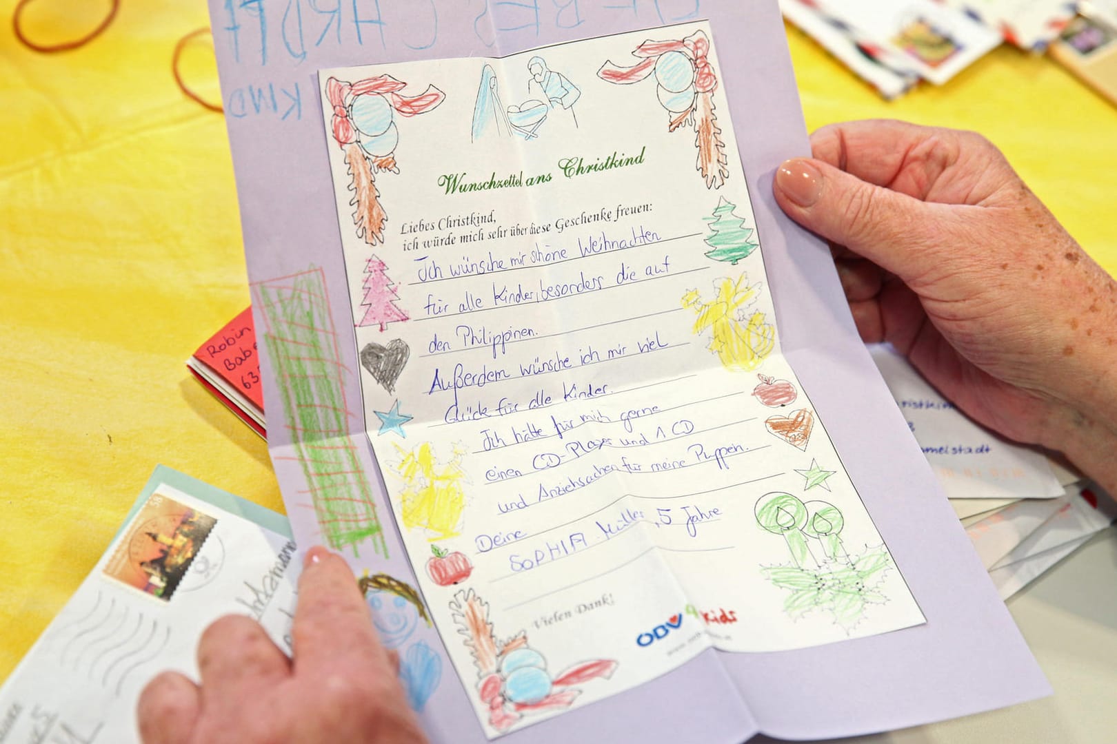 Wunschzettel: Was wünschen sich Kinder zu Weihnachten? Besonders aufwendige, ans Herz gehende Zuschriften erhalten sogar eine mehrzeilige handschriftliche Antwort.