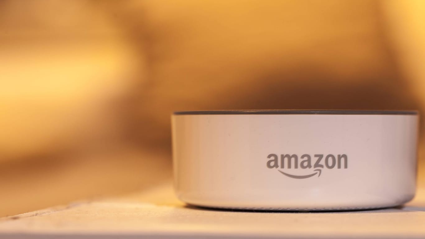 Eine Echo Dot mit Alexa: Amazon gab gespeicherte Alexa-Daten an einen Unbefugten.