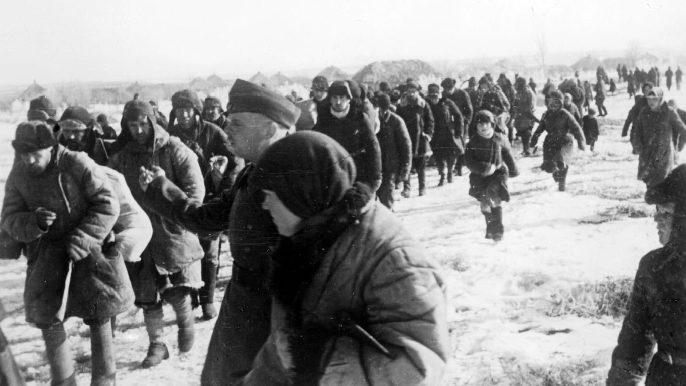 Sowjetische Zwangsarbeiter 1943 bei ihrer Verschleppung nach Deutschland: Rund 30.000 Kriegsgefangene und Zwangsarbeiter sollten 1945 nach dem Willen des Nazi-Gauleiters Albert Hoffmann in Dortmund ermordet werden.