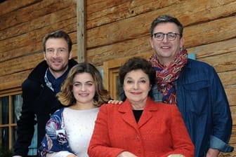 Das "Bergdoktor"-Team: Heiko Ruprecht (l-r), Ronja Forcher, Monika Baumgartner und Hans Sigl.