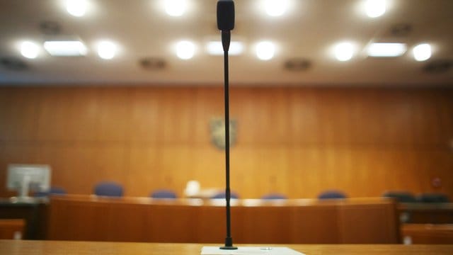 Leerer Verhandlungssaal im Landgericht Frankfurt am Main. Leerer Verhandlungssaal im Landgericht Frankfurt am Main.