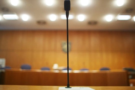 Leerer Verhandlungssaal im Landgericht Frankfurt am Main.