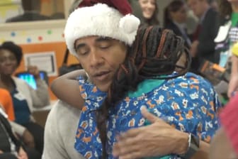 Weihnachtsmann Barack Obama: In der Kinderklinik in Washington umarmt er eine junge Patientin.
