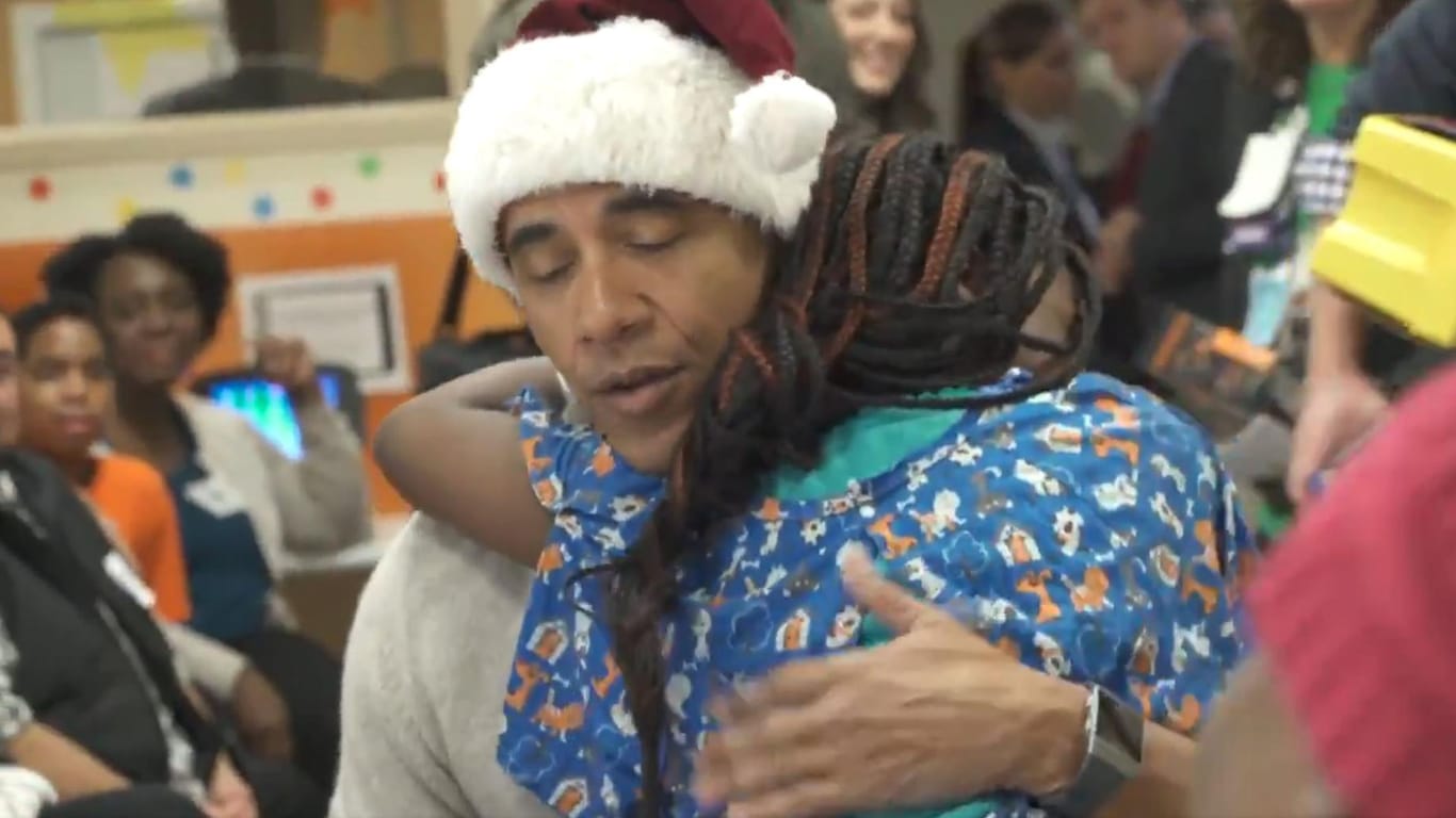 Weihnachtsmann Barack Obama: In der Kinderklinik in Washington umarmt er eine junge Patientin.