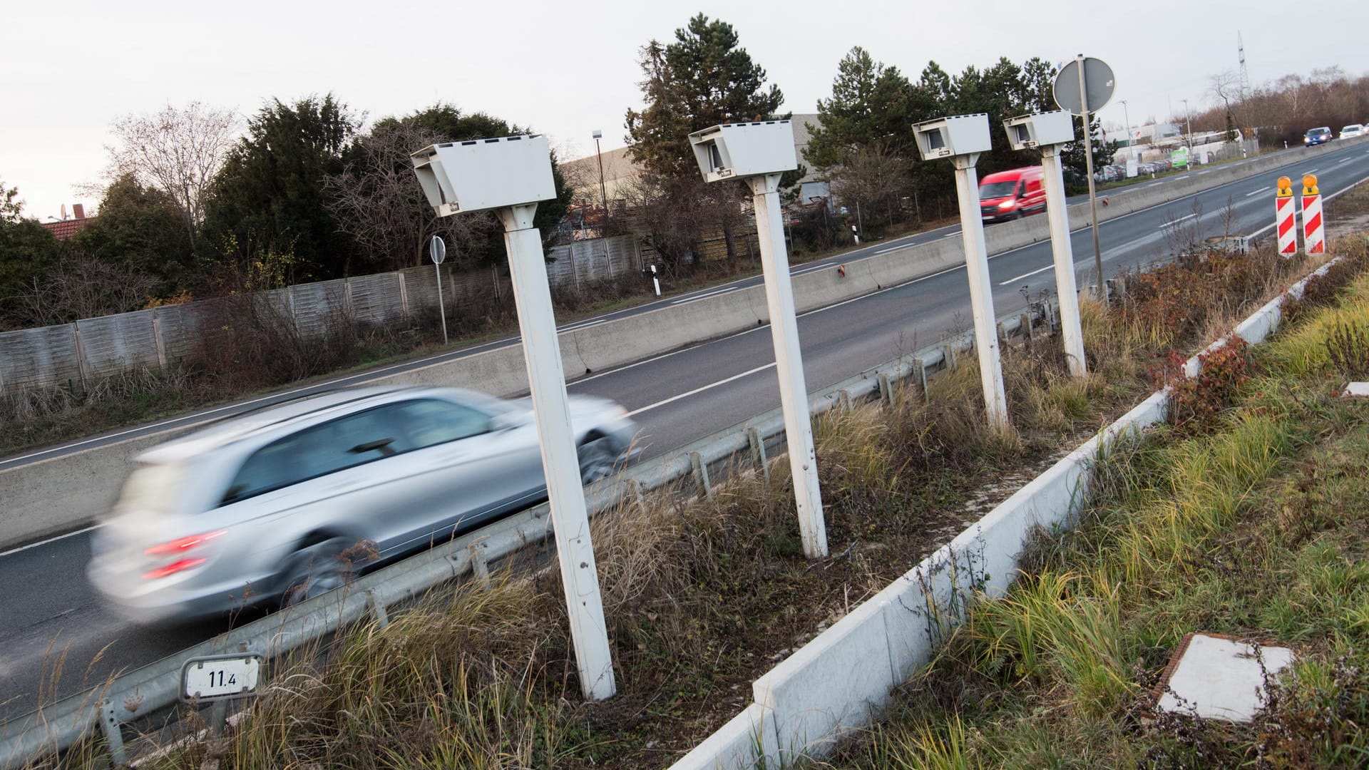 Streckenradar auf der Bundesstraße B6: Die Messanlage kontrolliert das Tempo von Autofahrern über einen längeren Straßenabschnitt.