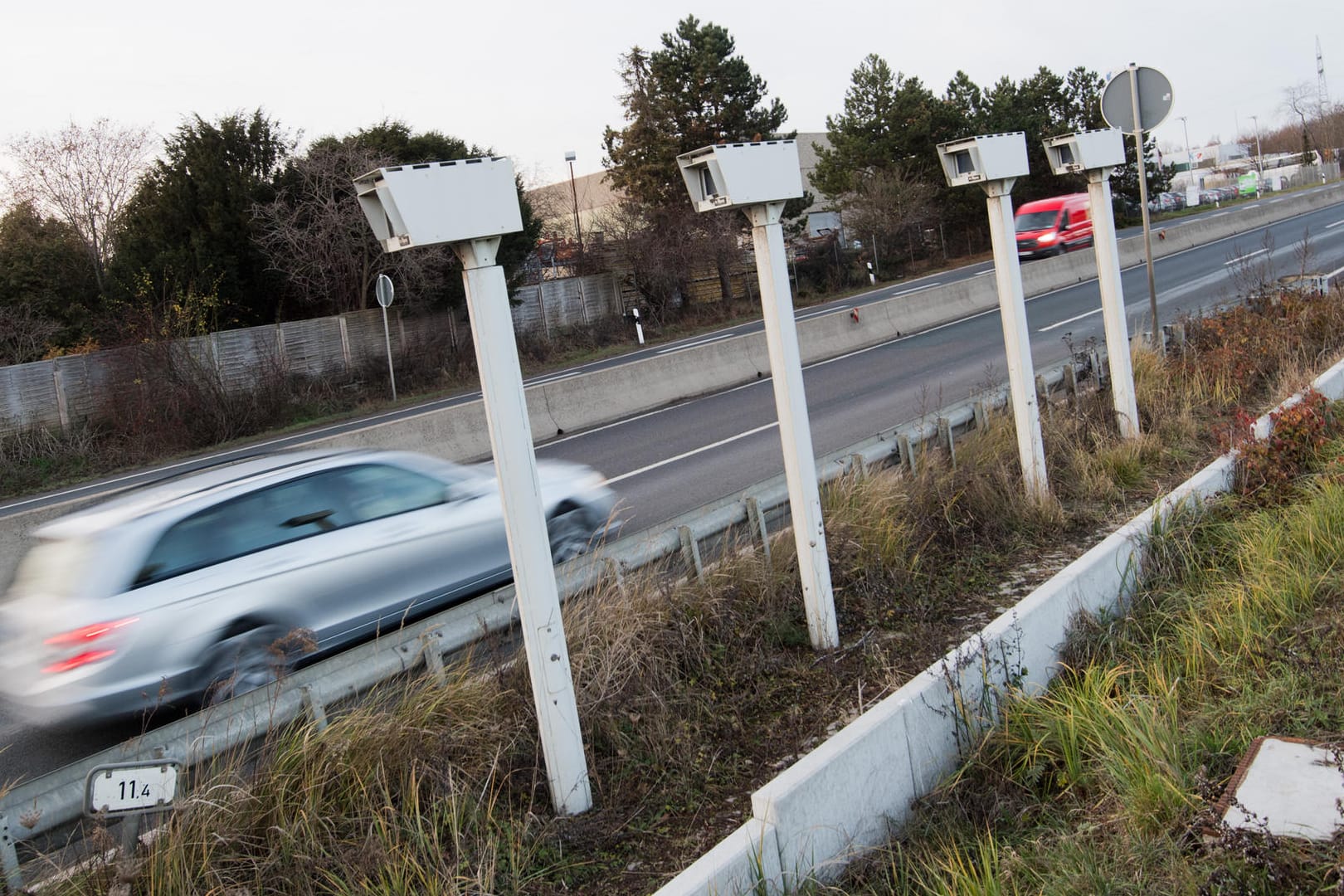 Streckenradar auf der Bundesstraße B6: Die Messanlage kontrolliert das Tempo von Autofahrern über einen längeren Straßenabschnitt.