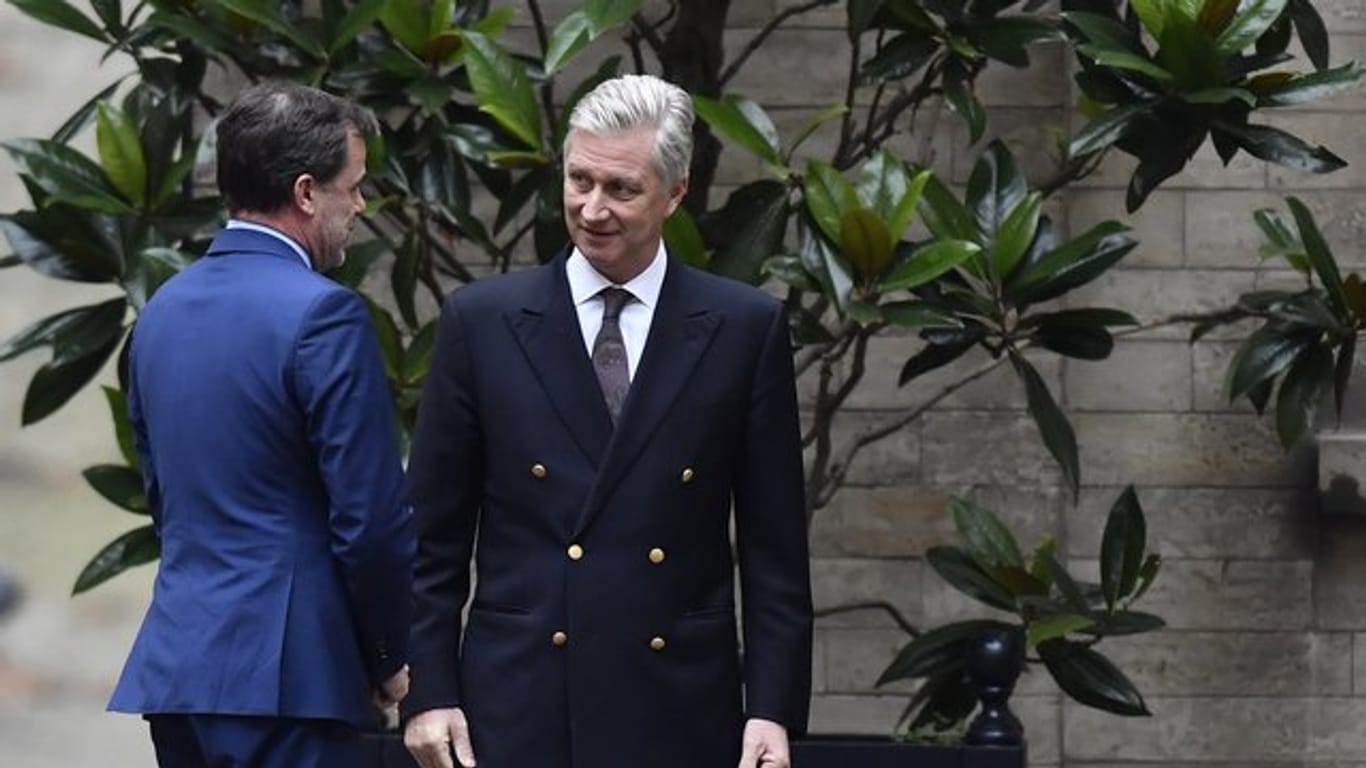 König Philippe von Belgien und Benoit Lutgen (l), Parteivorsitzender der CDH, sprechen nach einem Treffen im Königspalast.