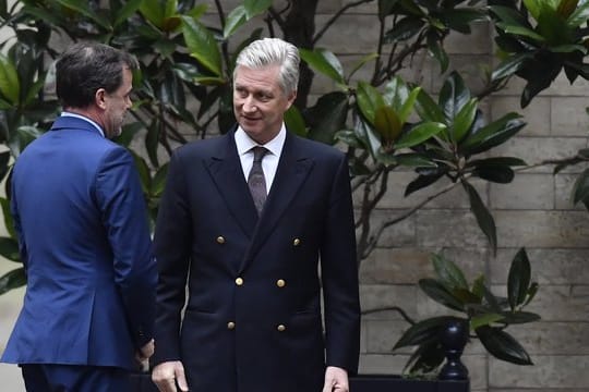 König Philippe von Belgien und Benoit Lutgen (l), Parteivorsitzender der CDH, sprechen nach einem Treffen im Königspalast.