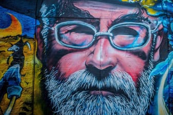 Ein Grafitto in London: Der Schriftsteller Terry Pratchett sagte, was den Mensch ausmache, sei, dass er Geschichten erzählt.