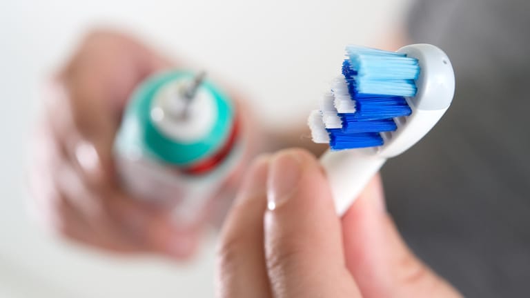 Effektive und schonende Reinigung: Gute elektrische Zahnbürsten müssen nicht teuer sein, hat die Stiftung Warentest ermittelt.