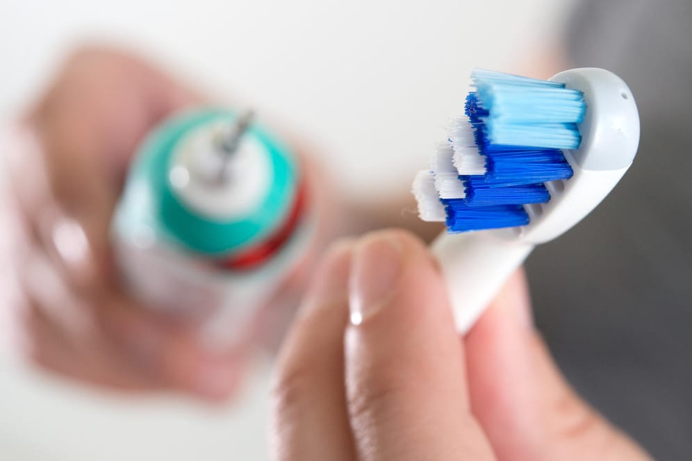 Effektive und schonende Reinigung: Gute elektrische Zahnbürsten müssen nicht teuer sein, hat die Stiftung Warentest ermittelt.