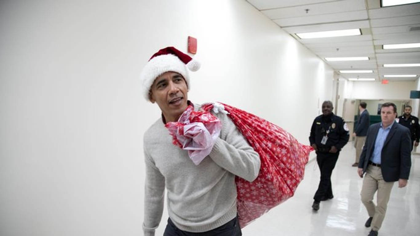 Barack Obama macht auch als Weihnachtsmann eine gute Figur.