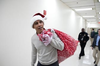 Barack Obama macht auch als Weihnachtsmann eine gute Figur.