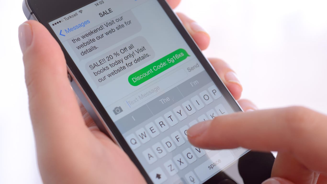 Werbebotschaft im WhatsApp-Chat (Symbolbild): Unbekannte versuchen mithilfe von Kettenbriefen, an Daten von Nutzern zu kommen.