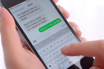 Werbebotschaft im WhatsApp-Chat (Symbolbild): Unbekannte versuchen mithilfe von Kettenbriefen, an Daten von Nutzern zu kommen.