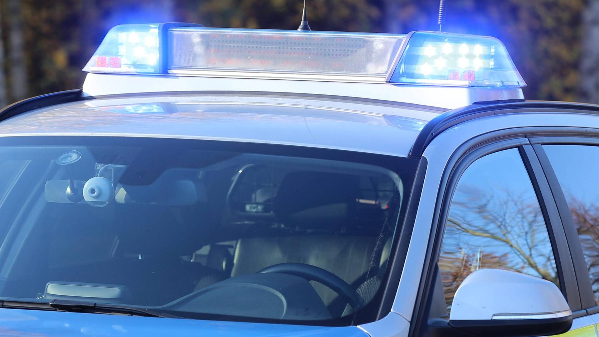 Blaulicht auf einem Polizeifahrzeug: Beamte haben wegen einer Bombendrohung Teile der Heider Innenstadt abgeriegelt. Blaulicht auf einem Polizeifahrzeug: Beamte haben wegen einer Bombendrohung Teile der Heider Innenstadt abgeriegelt.