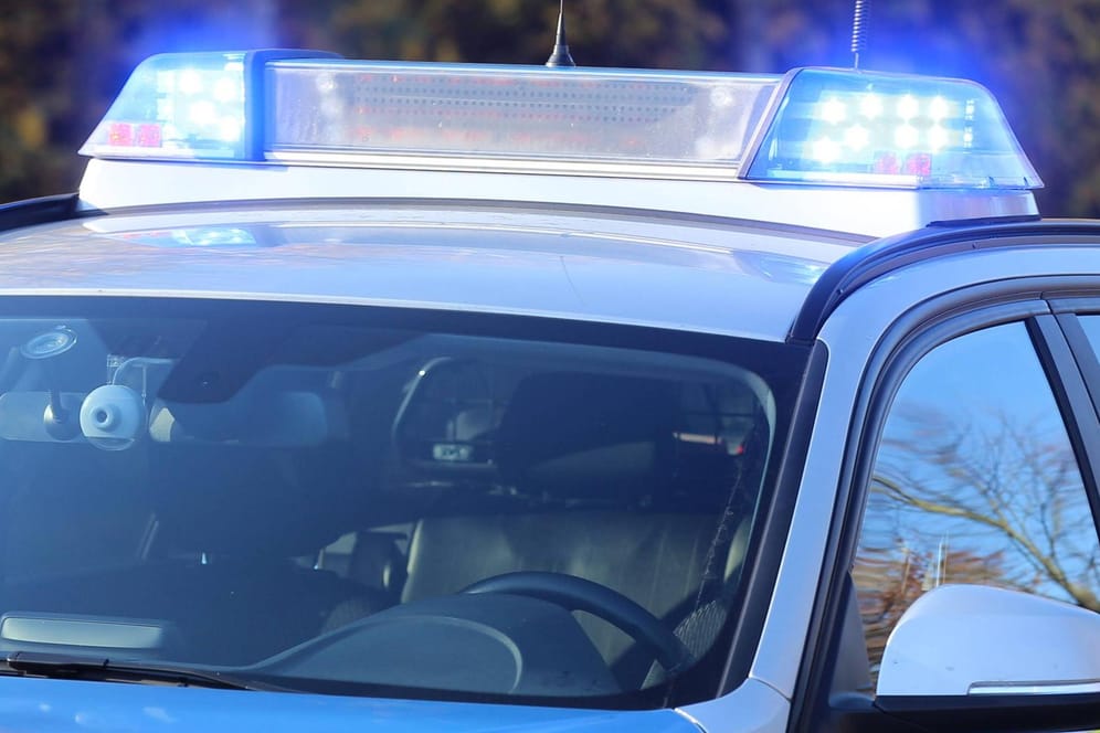 Blaulicht auf einem Polizeifahrzeug: Beamte haben wegen einer Bombendrohung Teile der Heider Innenstadt abgeriegelt.