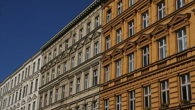 Wie gut die Fenster eines Altbaus isoliert sind, lässt sich mithilfe eines Feuerzeug herausfinden.