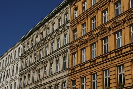 Wie gut die Fenster eines Altbaus isoliert sind, lässt sich mithilfe eines Feuerzeug herausfinden.