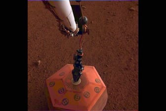 Die Mars-Sonde "InSight" platziert das erste Messinstrument auf der Oberfläche des Mars.