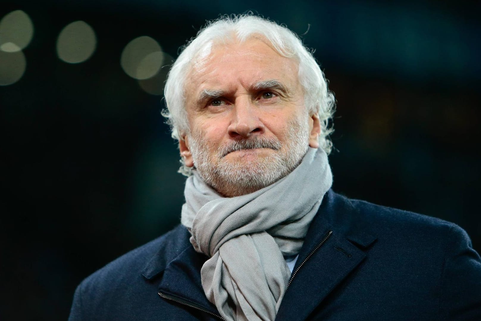 Genervt: Rudi Völler versuchte Fragen nach der Zukunft von Leverkusen-Trainer Heiko Herrlich mit einer ungewöhnlichen Methode zu kontern.