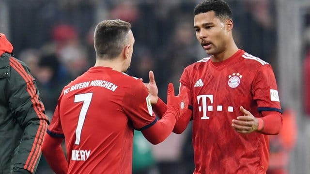 Bayern Münchens Franck Ribéry (l) kam für den verletzten Serge Gnabry aufs Feld. Bayern Münchens Franck Ribéry (l) kam für den verletzten Serge Gnabry aufs Feld.