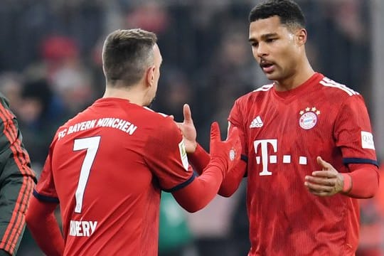 Bayern Münchens Franck Ribéry (l) kam für den verletzten Serge Gnabry aufs Feld.