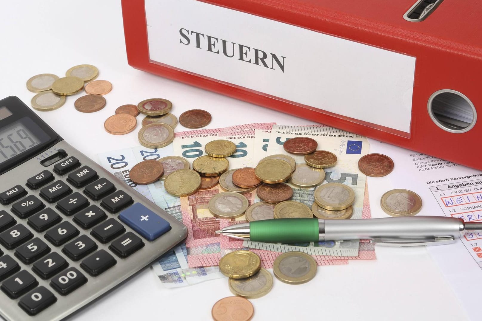 Steuerunterlagen: Mit mehr Steuereinnahmen hat der deutsche Staat seine Schulden um 45 Milliarden Euro reduziert. Steuerunterlagen: Mit mehr Steuereinnahmen hat der deutsche Staat seine Schulden um 45 Milliarden Euro reduziert.