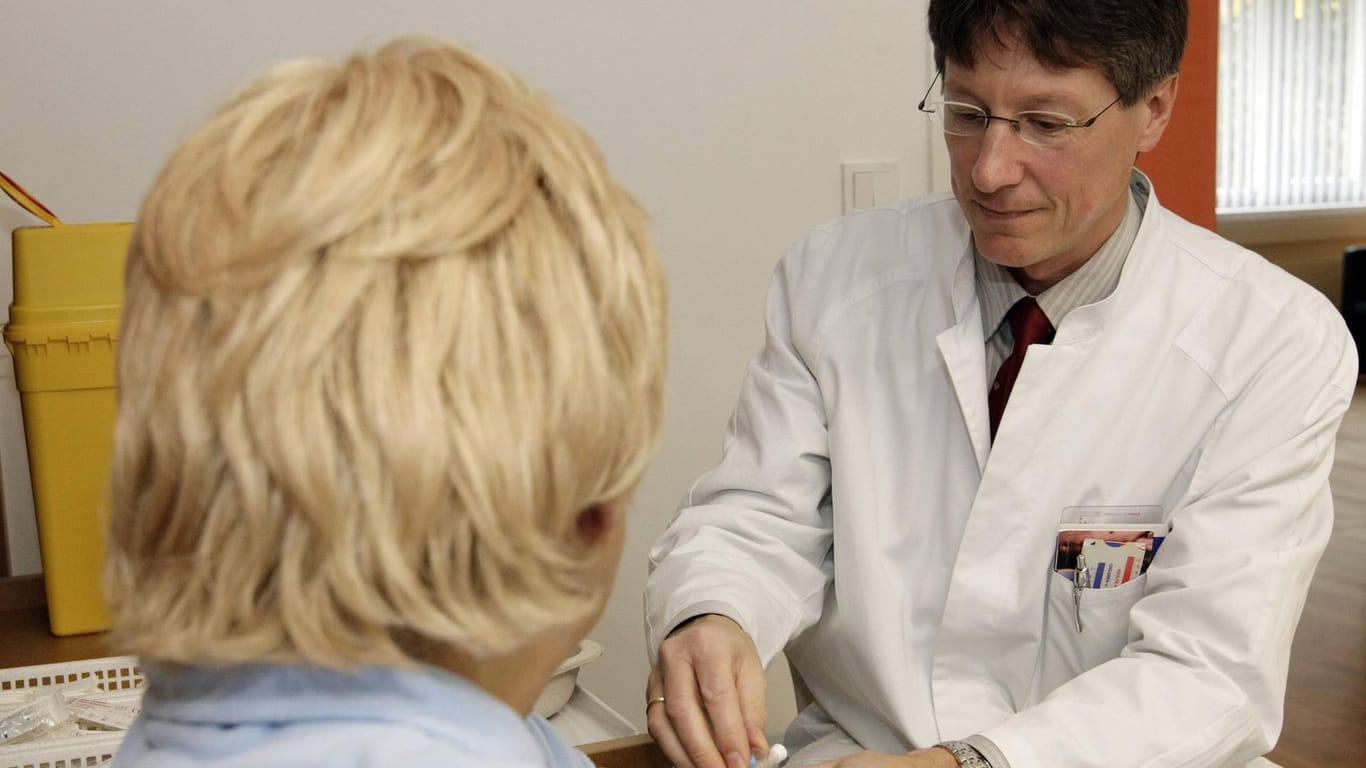 Arzt mit Patientin: Die Kassen fordern "patientenfreundlichere Sprechzeiten" von Kassenärzten.
