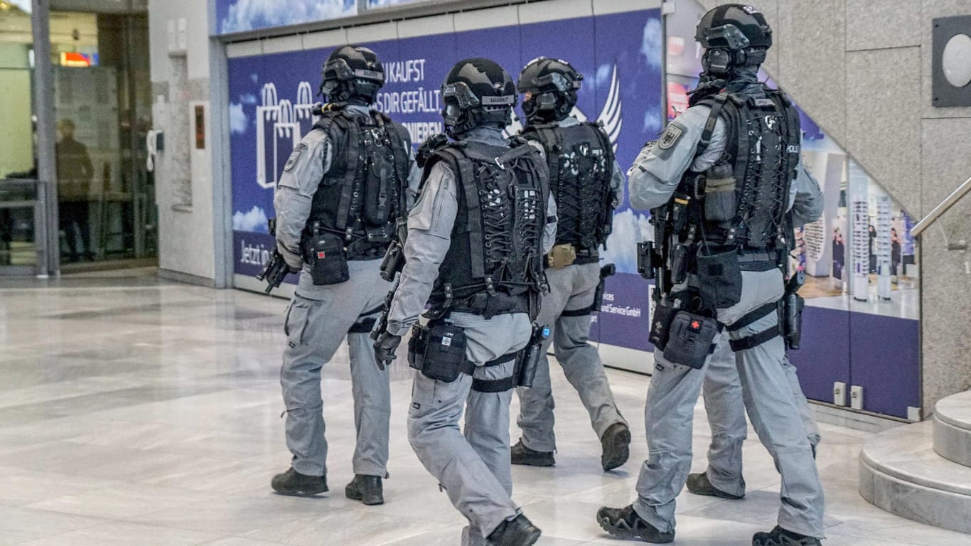 Polizisten im Flughafen Stuttgart: Die Ausspähversuche könnten einen terroristischen Hintergrund haben.